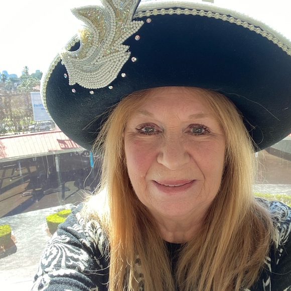 Meet your Posher, Schellie - Picture 1 of 2